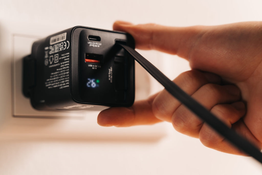 Verbatim Charger Wall 65W GaN 2-Port Retractable Cable & Display