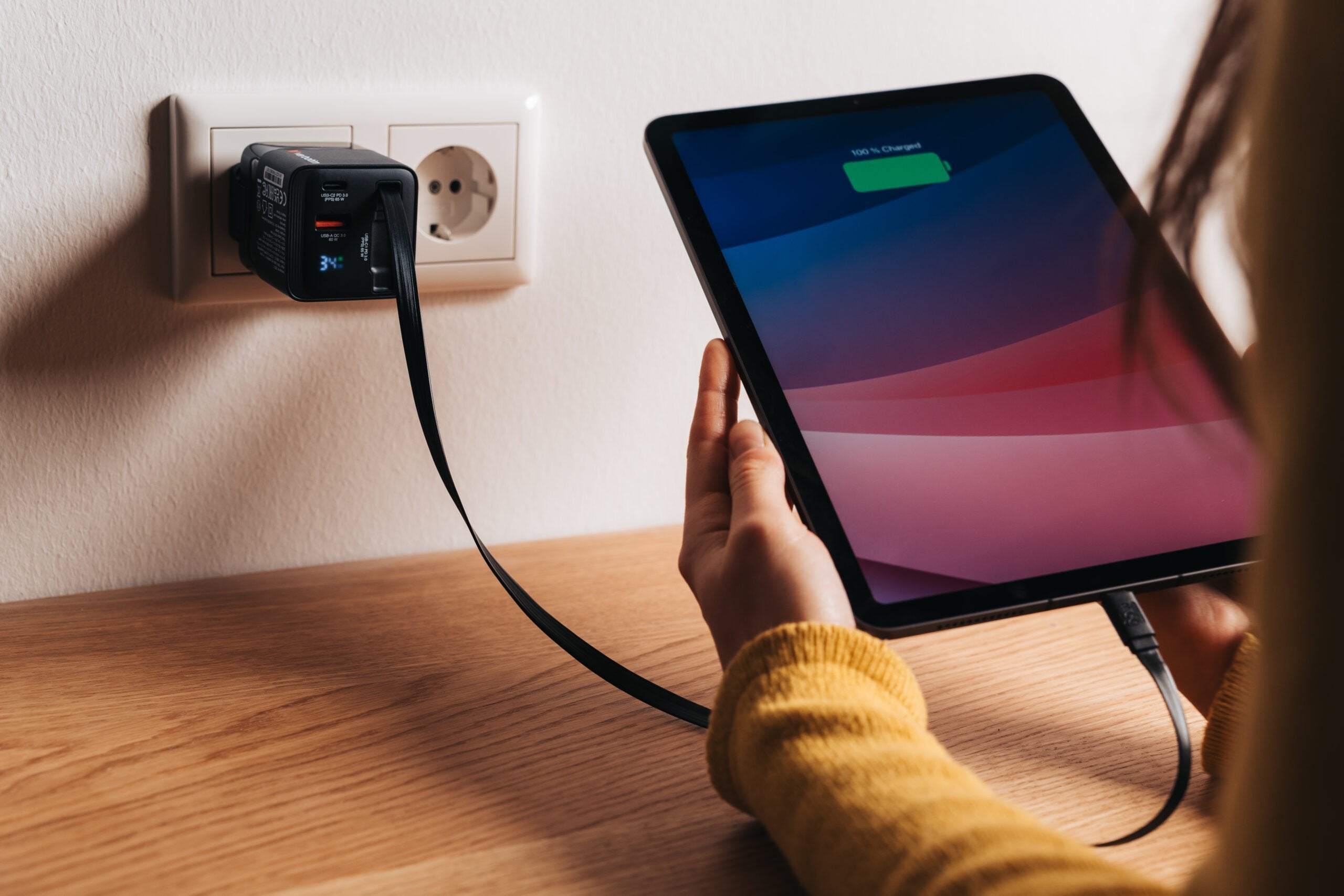 Verbatim Charger Wall 65W GaN 2-Port Retractable Cable & Display
